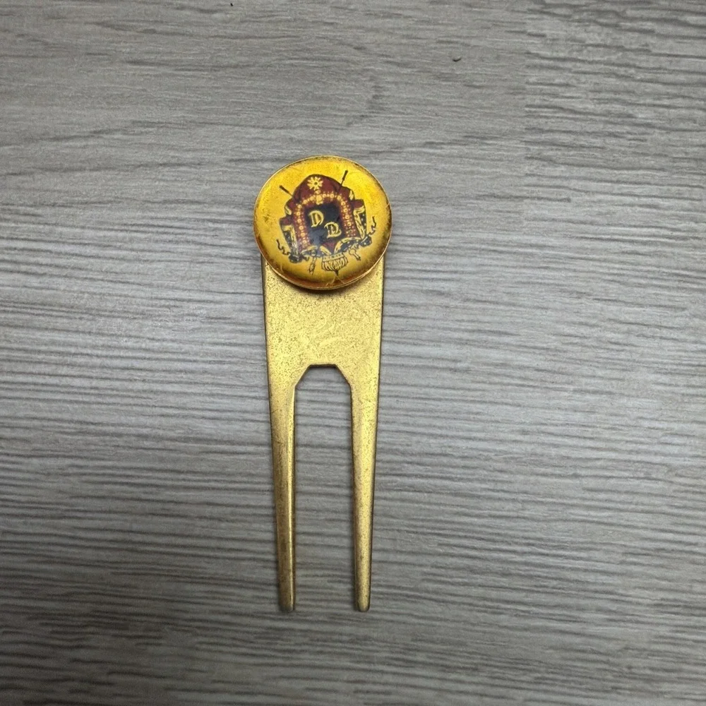 5 Vintage Gold Tone Label Pins Golfer Swinging Golf Ball Golfclubs W/ Divot Tool